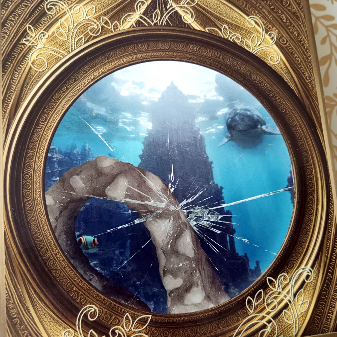 Vingt Mille Lieues sous les mers de Jules Verne, l'aventure du Nautilus du capitaine Nemo : gros plan sur le médaillon de la couverture du livre aux éditions LivresDor, montant le tentacule d'un poulpe brisant le hublot d'un sous-marin et un temple englouti de l'Atlantide