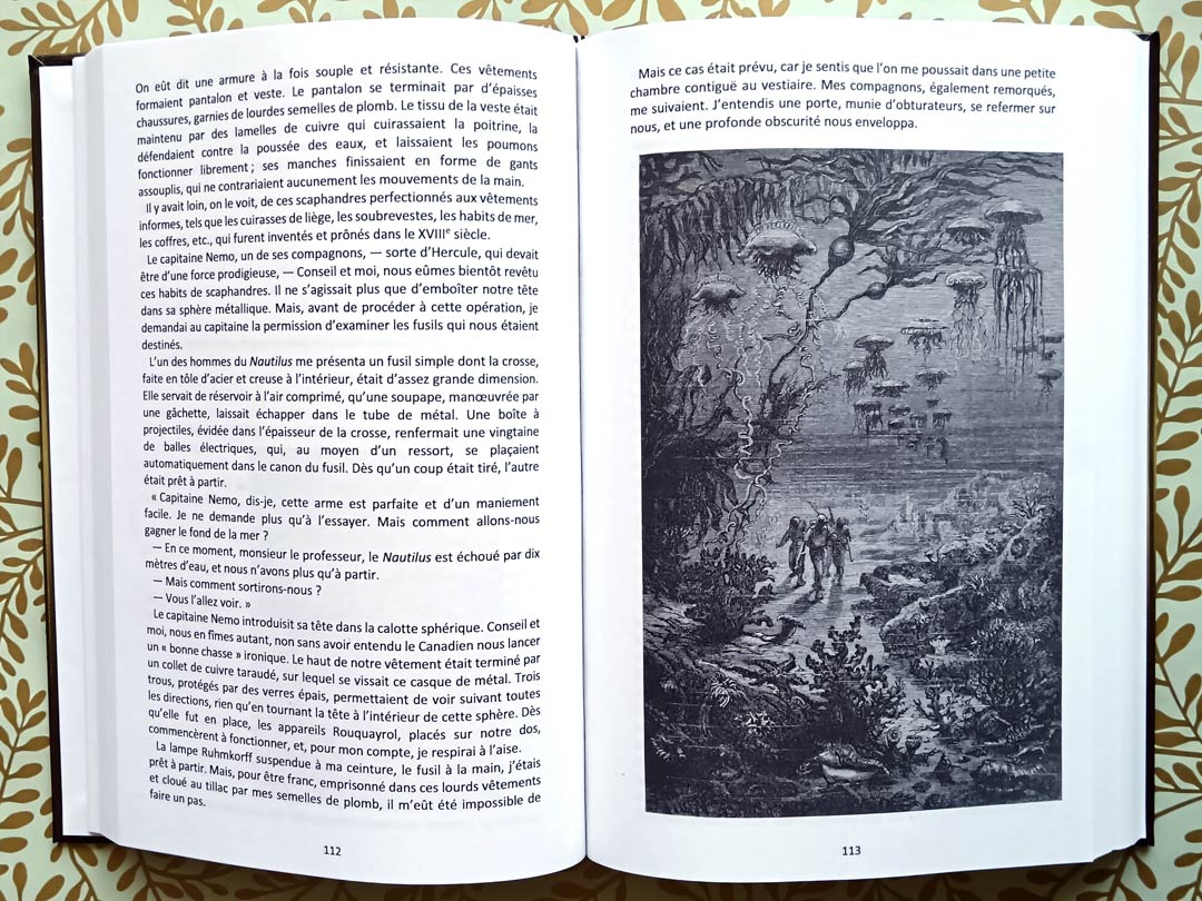 Vingt Mille Lieues sous les mers de Jules Verne : gravure de l'exploration sous-marine en scaphandre avec le capitaine Nemo au milieu des méduses (page du livre des éditions LivresDor)